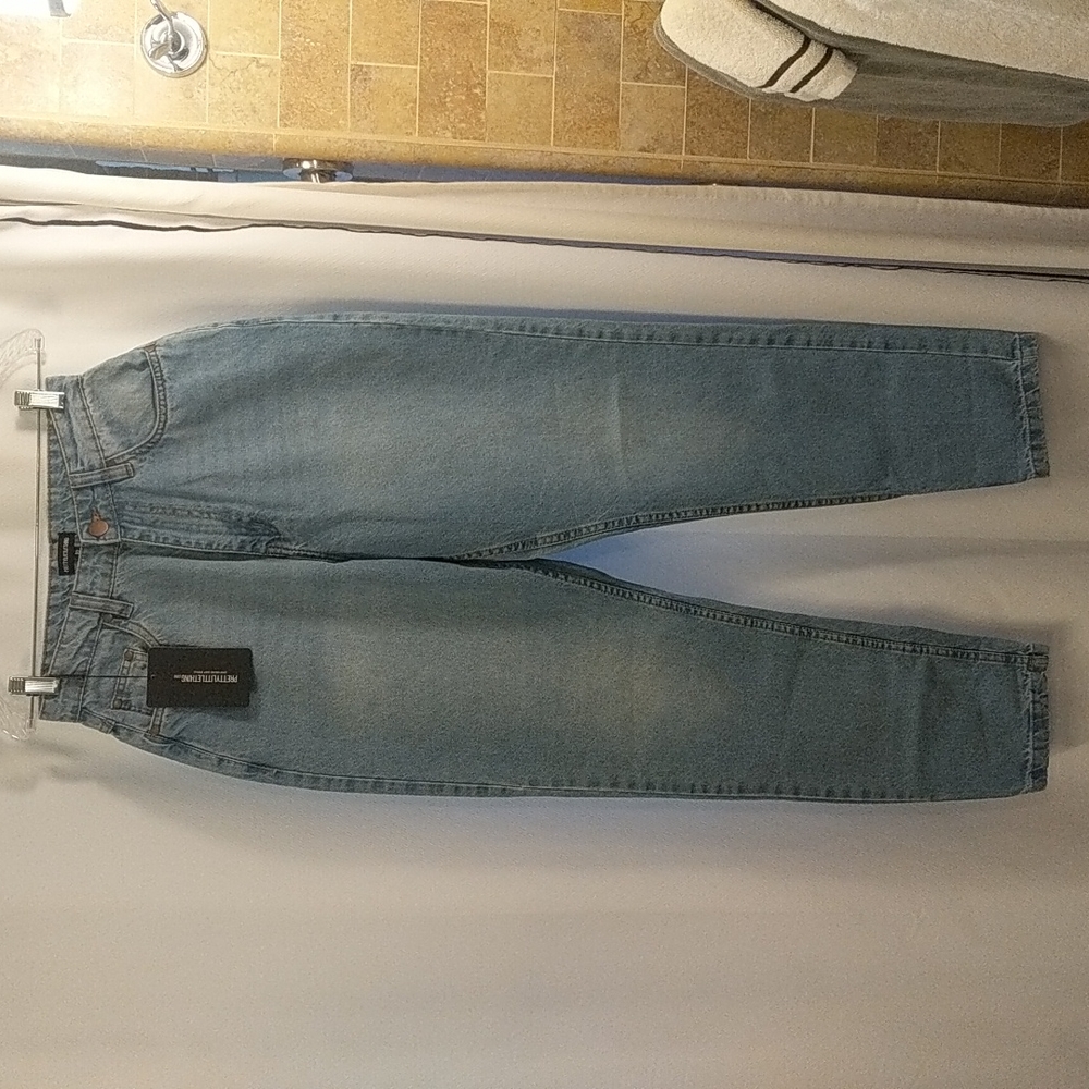 BNWT PrettyLittleThing UK size 10 Shape Mid Wash Mom Jeans